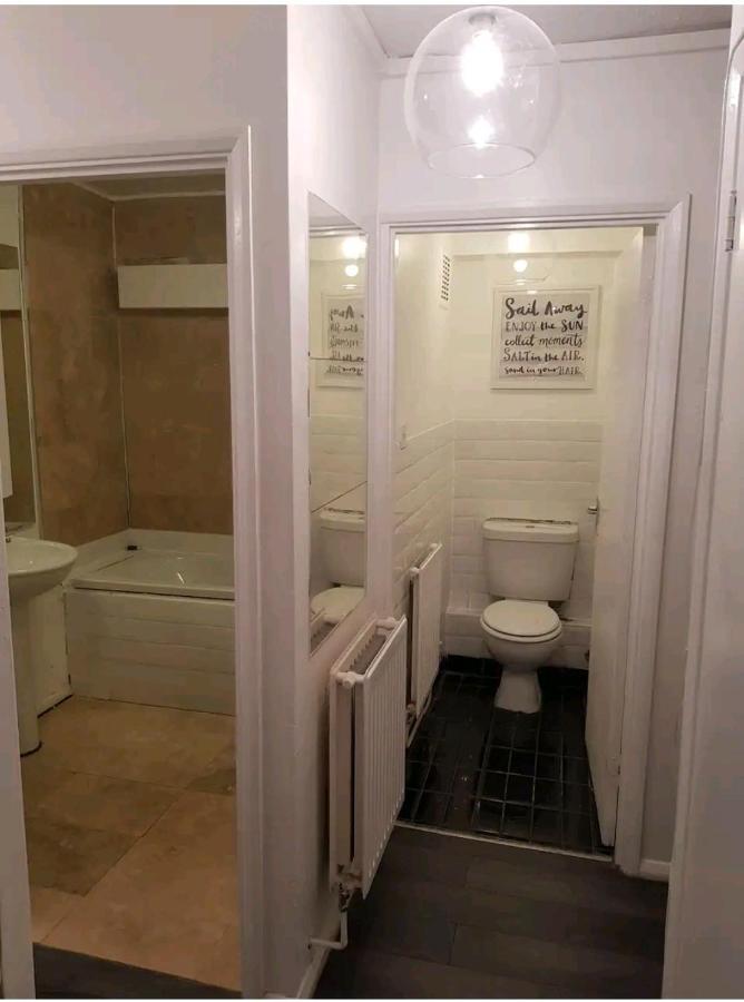 R1 Superking Sized Bed & 65" Tv On The Wall In Clapham Apartment London Exterior photo