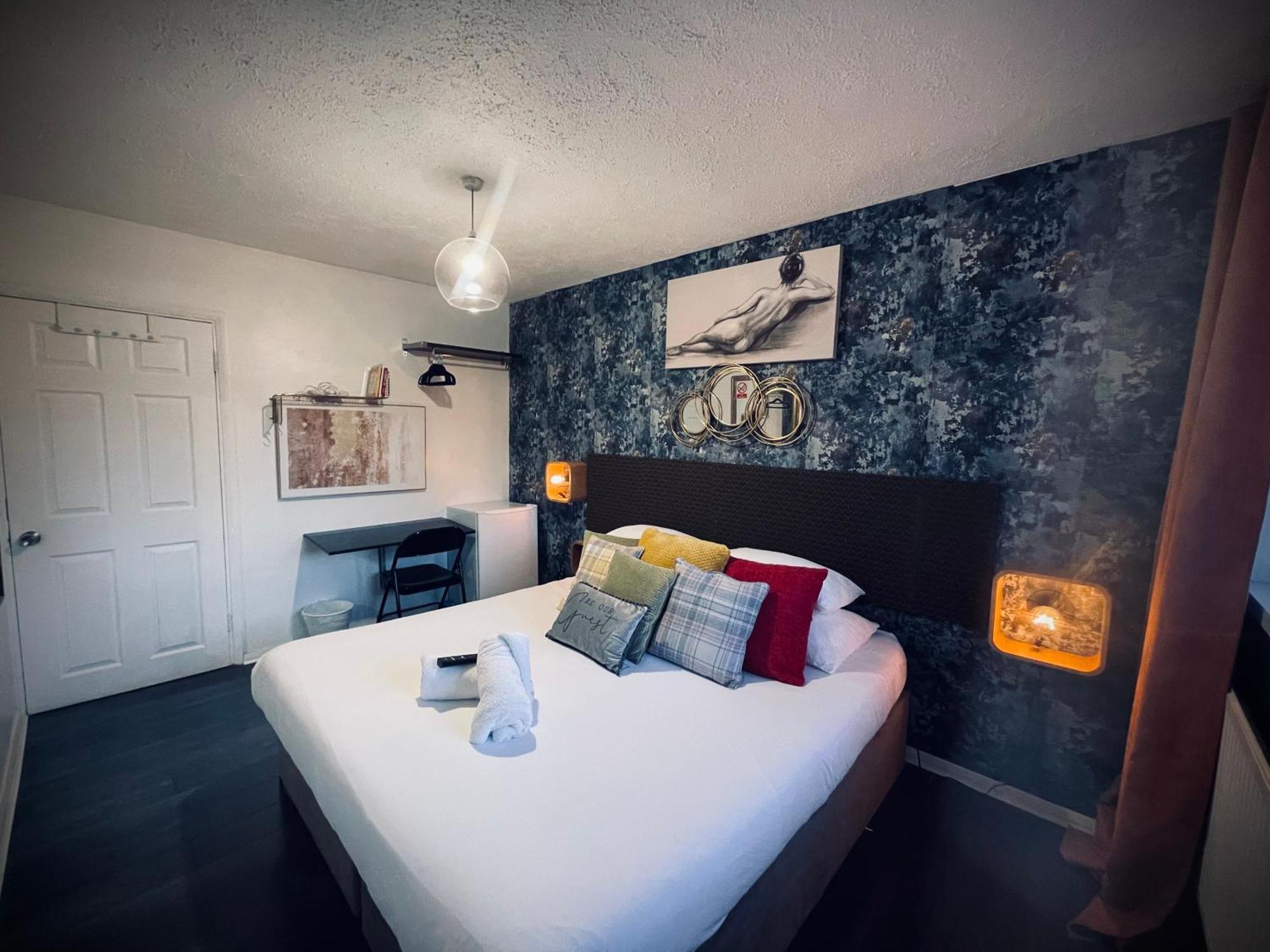 R1 Superking Sized Bed & 65" Tv On The Wall In Clapham Apartment London Exterior photo
