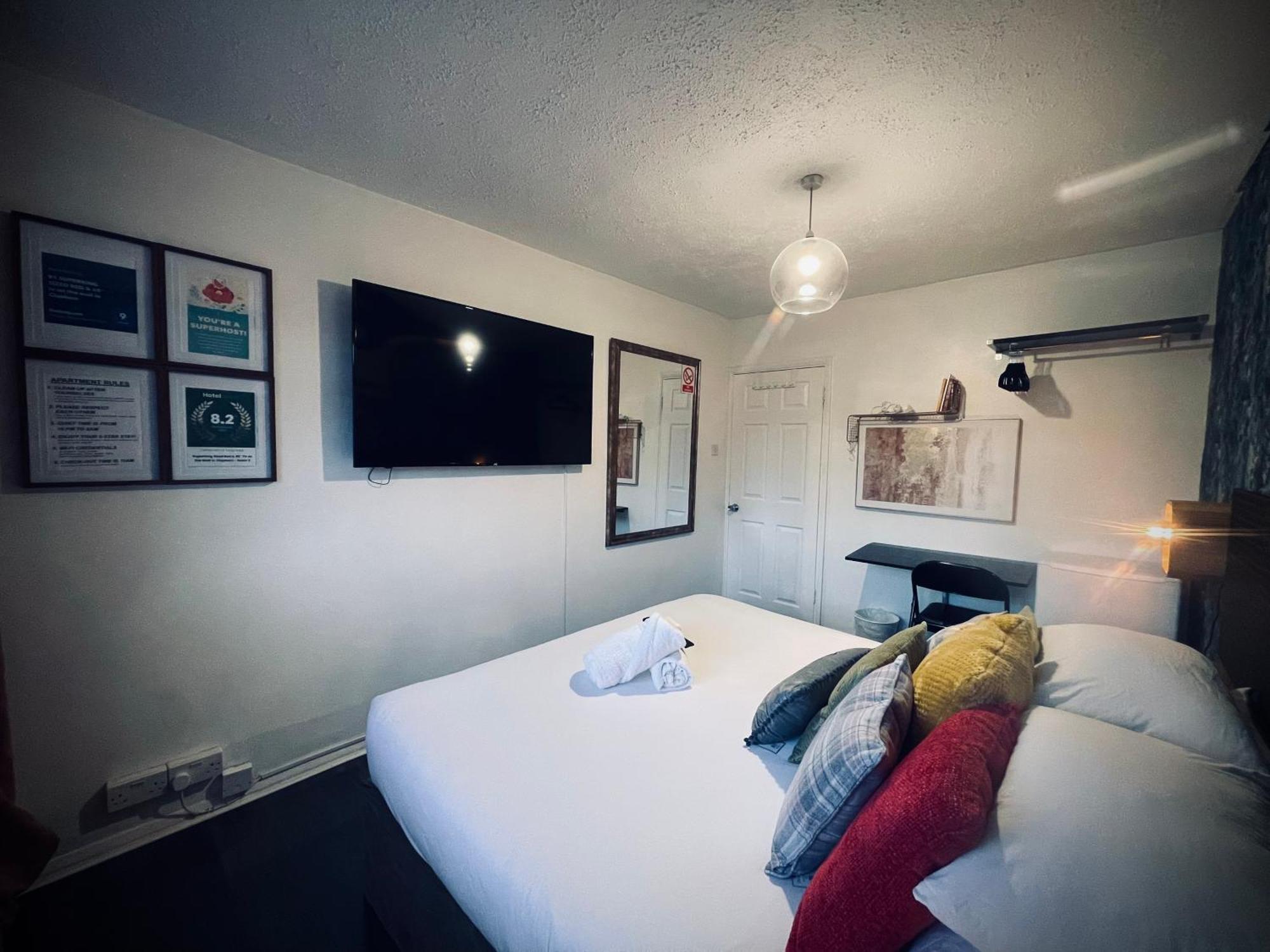 R1 Superking Sized Bed & 65" Tv On The Wall In Clapham Apartment London Exterior photo
