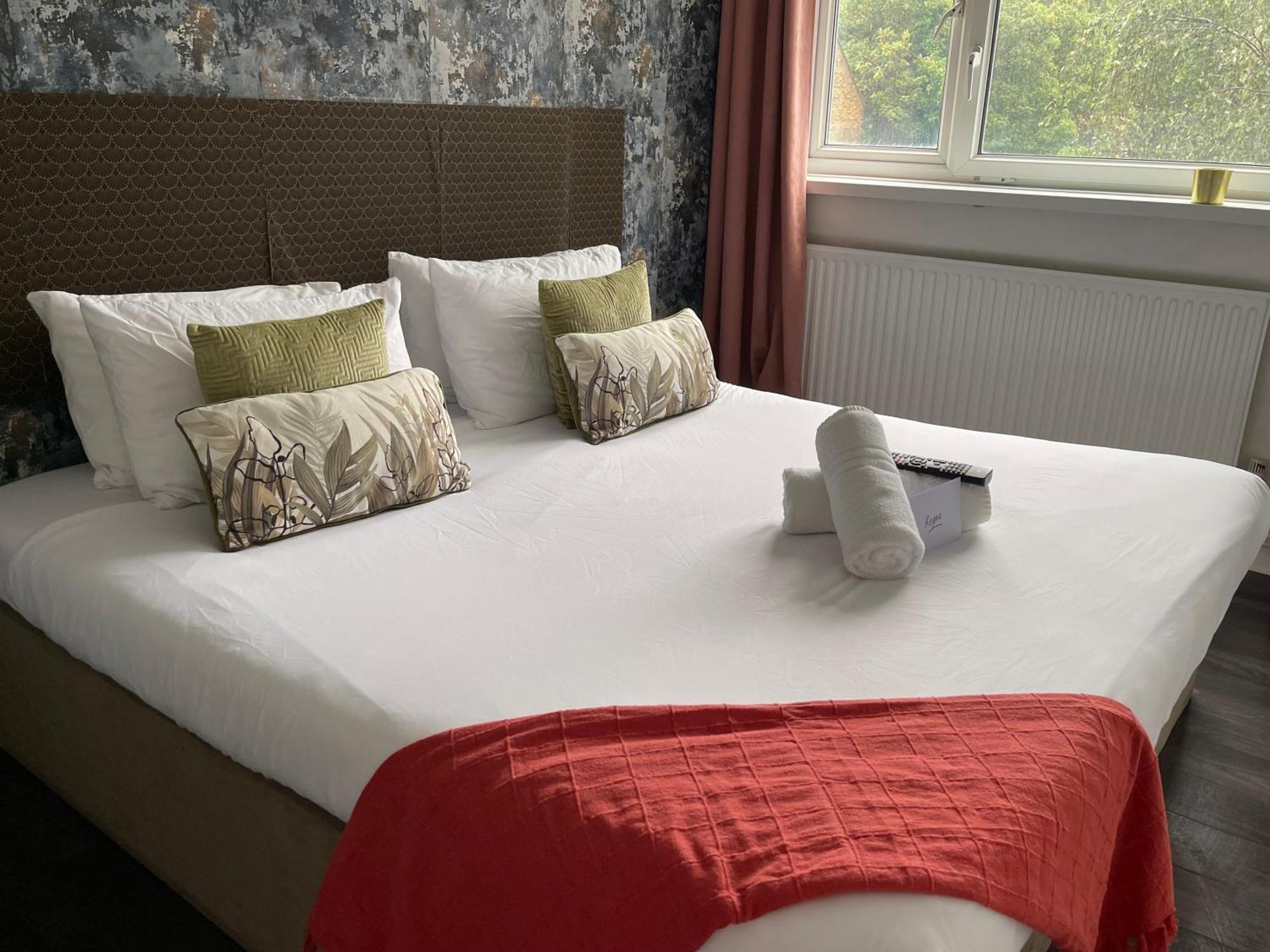 R1 Superking Sized Bed & 65" Tv On The Wall In Clapham Apartment London Exterior photo